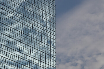 香港の高層ビルに映った空