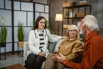 Obraz premium woman doctor visit senior couple and have consultation about health