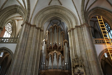 Architektur mit Kreuzgang, Gewölbe und Himmelsleiter der römisch-katholischen Kirche Sankt...