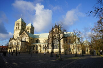 Obraz premium Der römisch-katholische Sankt Paulus Dom im Bistum Münster mit seinen zwei Kirchtürmen am Domplatz vor blauem Himmel im Sonnenschein in der City und Altstadt von Münster in Westfalen im Münsterland