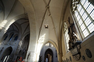 Architektur mit Kreuzgang und Gewölbe des römisch-katholischen St. Paulus Dom im Bistum Münster...