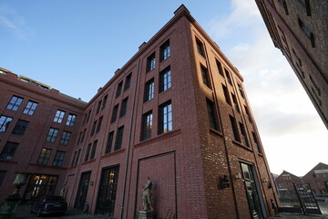Sanierte Fassade aus Backstein eines ehemaligen Getreidespeicher im Hafenviertel oder Hansaviertel...