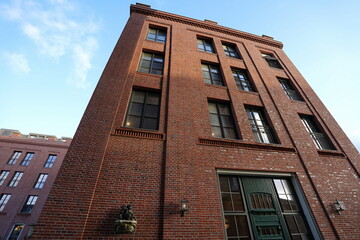 Sanierte Fassade aus Backstein eines ehemaligen Getreidespeicher im Hafenviertel oder Hansaviertel...