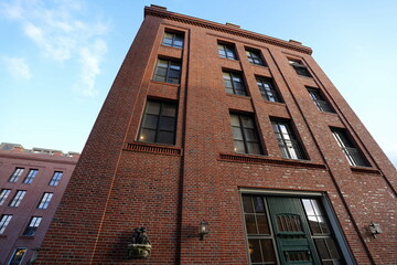 Sanierte Fassade aus Backstein eines ehemaligen Getreidespeicher im Hafenviertel oder Hansaviertel...