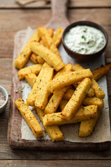 frites de polenta aux herbes accompagnées de sauce au yaourt et ciboulette