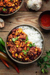 chili con carne haricots maïs et piment accompagné de riz