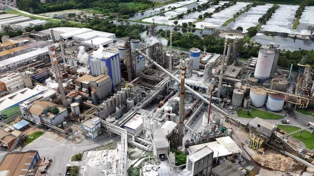 V&iacute;deo em 4K com vis&atilde;o a&eacute;rea de caldeiras e chamin&eacute;s em uma f&aacute;brica de papel e celulose, mostrando o processo industrial, emiss&atilde;o de vapor e a infraestrutura da ind&uacute;stria em funcionamento