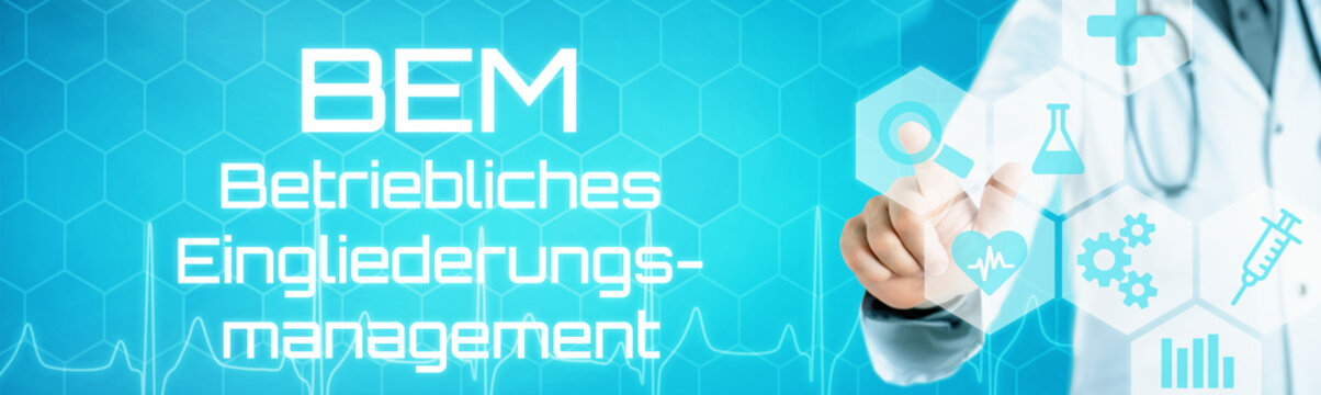 Arzt mit futuristischem Interface - BEM Betriebliches Eingliederungsmanagement