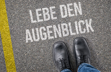  Text auf Boden - Lebe den Augenblick