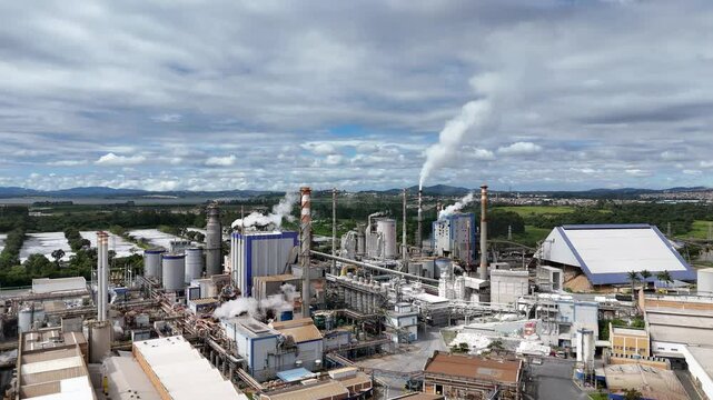 Vis&atilde;o a&eacute;rea das caldeiras em opera&ccedil;&atilde;o em uma ind&uacute;stria de papel e celulose. O v&iacute;deo mostra o processo de produ&ccedil;&atilde;o, com foco nas caldeiras essenciais para o aquecimento e processamento