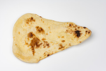 白背景にふっくらと焼き上がったナンの俯瞰