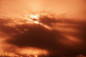 夕陽で赤く輝く雲