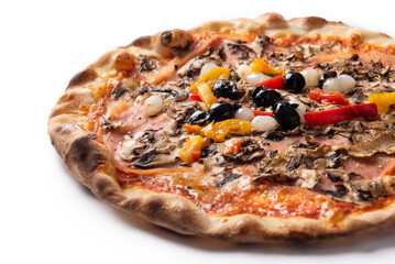 Pizza quattro stagioni isolata su fondo bianco, pizza italiana 