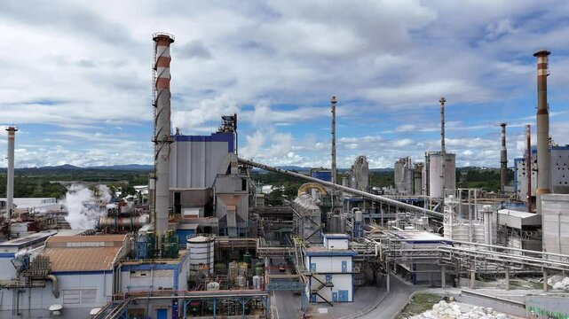 V&iacute;deo com vis&atilde;o a&eacute;rea de uma ind&uacute;stria de papel e celulose a todo vapor, destacando a produ&ccedil;&atilde;o intensa, movimenta&ccedil;&atilde;o de m&aacute;quinas e caldeiras, evidenciando o processo industrial em a&ccedil;&atilde;o