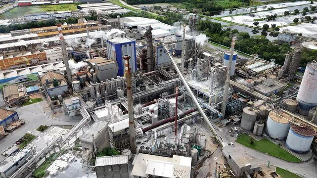 V&iacute;deo em 4K com vis&atilde;o a&eacute;rea de equipamentos industriais em uma f&aacute;brica de papel e celulose, mostrando a opera&ccedil;&atilde;o das m&aacute;quinas e o processo produtivo da ind&uacute;stria de papel e celulose