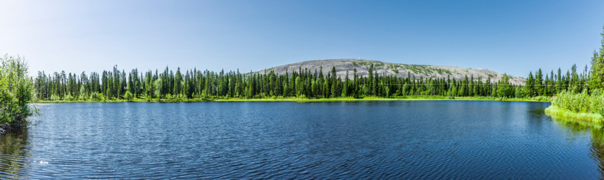 Bergsee vor dem Gipfel Luosto iim Nationalpark Pyh&auml;-Luostoin  Finnland