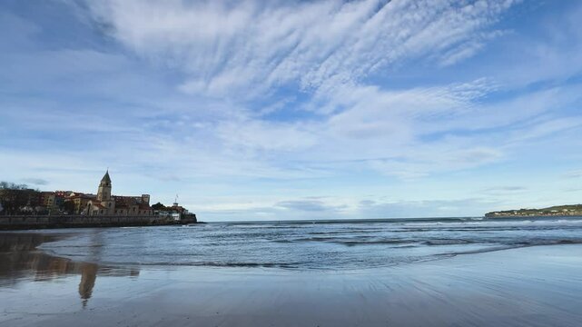 Gijon, Xixon, panoramica de la  playa de San Lorenzo y la Iglesia de San Pedro