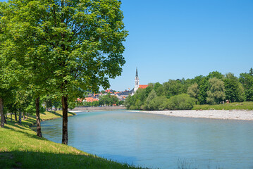 Obraz premium view from the green riverside to old town Bad Tolz with church, summer landscape upper bavaria