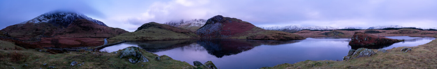 Fototapeta premium Panorama view of Llyn y Dywarchen with mountains of Y Garn, Bryn Gwyn, Clogwyngarreg and Snowdonia mountain range
