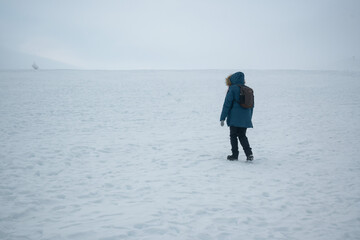 Una persona in una distesa di neve