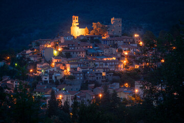 Blick auf die Altstadt von Vernet-les-Bains vor den Bergen der französischen Pyrenäen in der Abenddämmerung, Okzitanien, Frankreich