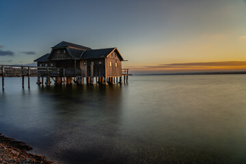 Sonnenuntergang am großen Bootshaus in Stegen am Ammersee - Bayern