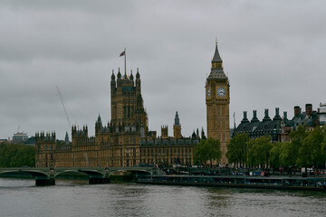 Fototapeta premium Houses of Parliament and Big Ben across River Thames