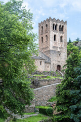 Turm der Klosterkirche von Saint Martin du Canigou in den französischen Pyrenäen, Roussillion, Frankreich