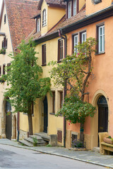 Straße in der Altstadt von Rothenburg ob der Tauber mit Birnbäumen vor dem Haus