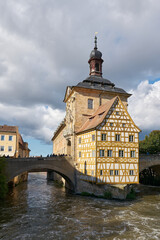 Das Alte Rathaus in der Altstadt von Bamberg auf einer künstlichen Insel im Fluss Regnitz in Bayern