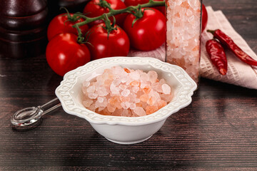 Rose pink Himalai salt in the bowl