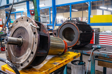 Fototapeta premium Un moteur électrique est en train d'être réparé dans un atelier