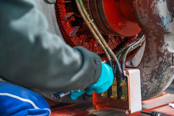 Un moteur électrique est en train d'être réparé dans un atelier