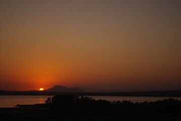 Paisaje con puesta de Sol por el parque natural y laguna de la Mata en Torrevieja. Alicante. España