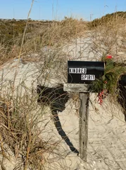 Foto op Canvas Zonsondergang Strand The Kindred Spirit mailbox in Sunset Beach North Carolina, decorated for Christmas  © zimmytws