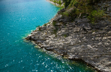 Strati di roccia che si tuffano nel Lago di Fiastra, Marche