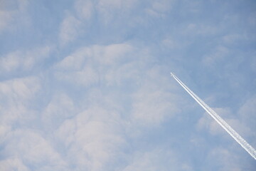 Heller Tag mit leichten Wolken und Flugzeug