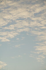 Heller Tag mit leichten Wolken