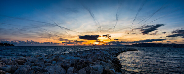 Panorama et coucher de soleil sur la Baie d' Antibes depuis la Plage des pêcheurs en France