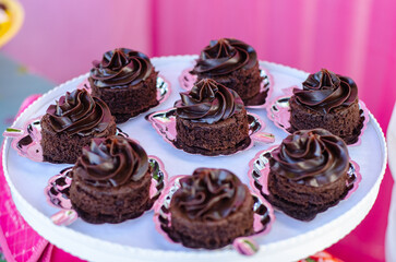 Doces deliciosos e coloridos. Delicious and colorful sweets.