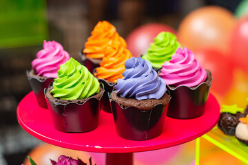 Doces deliciosos e coloridos. Delicious and colorful sweets.