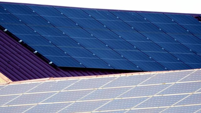 deux hangars portant des panneaux solaires, ou appel&eacute; aussi panneau photovolta&iuml;ques, une journ&eacute;e ensoleill&eacute;e en hiver, avec zoom arri&egrave;re