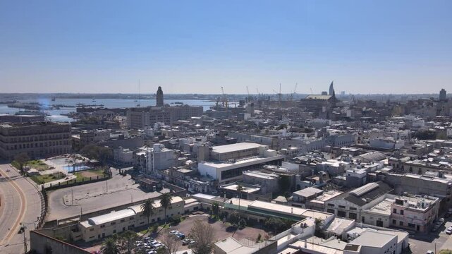 Vista a&eacute;rea de la Rambla de Palermo en Montevideo
