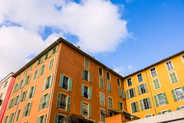 Dans les rues de la vieille ville de Nice autour du marché aux fleurs en France