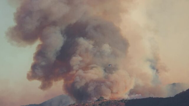 01.08.2025 Massive wildfire engulfs the mountains near Los Angeles, prompting aerial rescue efforts and water drops to combat the devastation. Homes are threatened and firefighters respond swiftly.