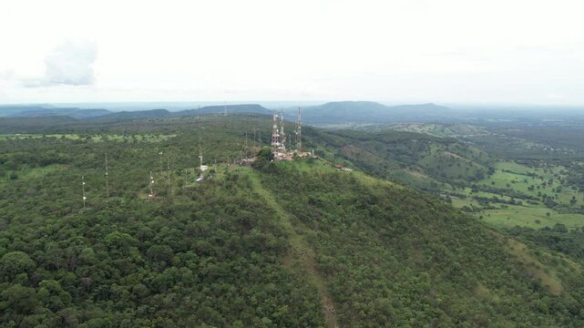 Serra do Estrondo em Para&iacute;so do Tocantins - Brasil. Torres sobre uma serra/montanha.