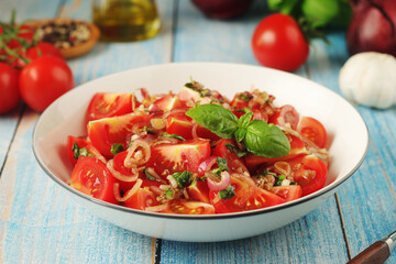 A bowl with Romanian tomato salad de Rosii