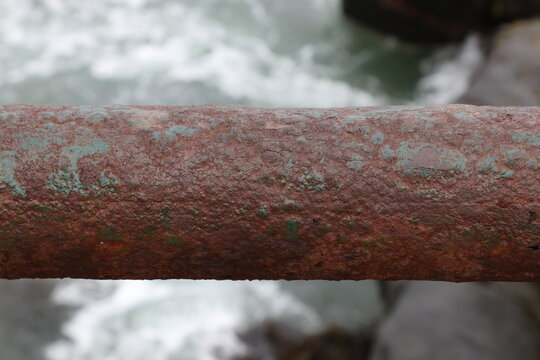 ca&ntilde;o oxidado por la salitre y humedad del mar
