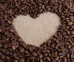 Fondo de granos de café con una forma de corazón en el medio, para escribir texto