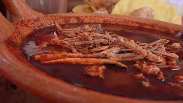 Acercamiento a plato de pozole rojo con carne de cerdo comida t&iacute;pica mexicana